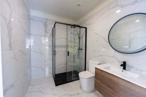 APARTAMENTO T1 totalmente NOVO, cozinha em OPEN SPACE totalmente EQUIPADA, Lugar de Estacionamento