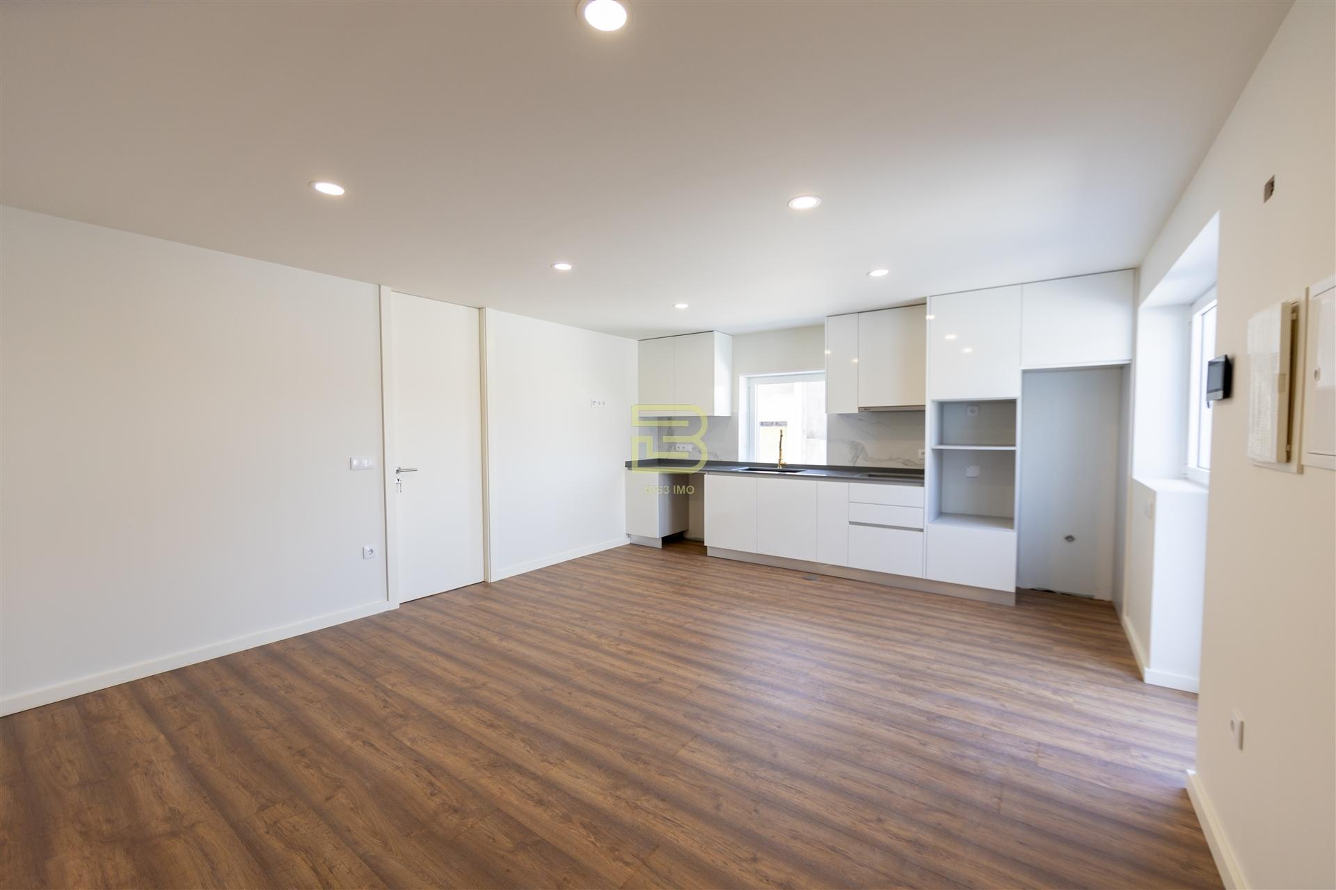 APARTAMENTO T2 totalmente RENOVADO, cozinha em OPEN SPACE, 2 Lugares de Estacionamento Privados