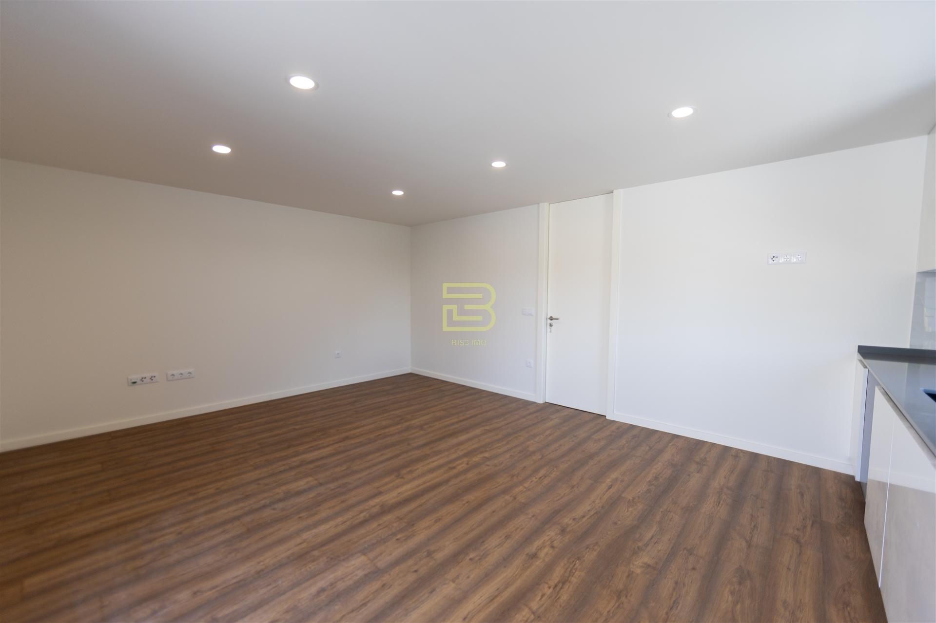 APARTAMENTO T2 totalmente RENOVADO, cozinha em OPEN SPACE, 2 Lugares de Estacionamento Privados