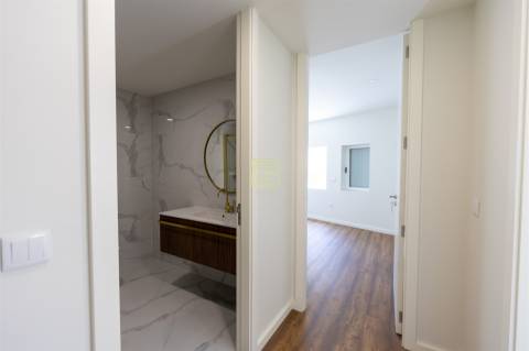 APARTAMENTO T2 totalmente RENOVADO, cozinha em OPEN SPACE, 2 Lugares de Estacionamento Privados