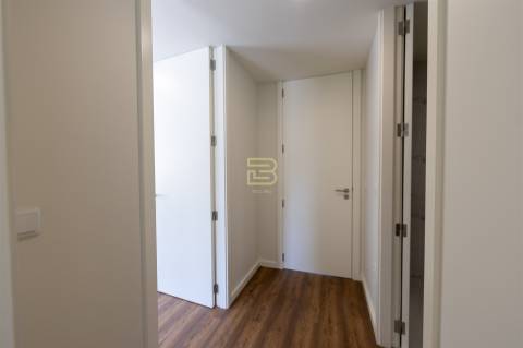 APARTAMENTO T2 totalmente RENOVADO, cozinha em OPEN SPACE, 2 Lugares de Estacionamento Privados