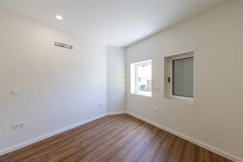 APARTAMENTO T2 totalmente RENOVADO, cozinha em OPEN SPACE, 2 Lugares de Estacionamento Privados