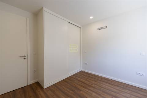 APARTAMENTO T2 totalmente RENOVADO, cozinha em OPEN SPACE, 2 Lugares de Estacionamento Privados