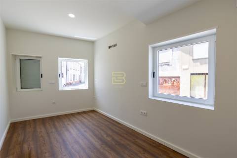 APARTAMENTO T2 totalmente RENOVADO, cozinha em OPEN SPACE, 2 Lugares de Estacionamento Privados