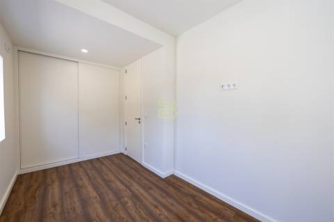 APARTAMENTO T2 totalmente RENOVADO, cozinha em OPEN SPACE, 2 Lugares de Estacionamento Privados