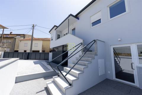 APARTAMENTO T2 totalmente RENOVADO, cozinha em OPEN SPACE, 2 Lugares de Estacionamento Privados