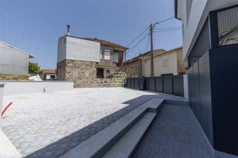 APARTAMENTO T2 totalmente RENOVADO, cozinha em OPEN SPACE, 2 Lugares de Estacionamento Privados