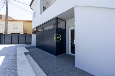 APARTAMENTO T2 totalmente RENOVADO, cozinha em OPEN SPACE, 2 Lugares de Estacionamento Privados