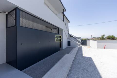 APARTAMENTO T2 totalmente RENOVADO, cozinha em OPEN SPACE, 2 Lugares de Estacionamento Privados