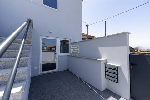 APARTAMENTO T2 totalmente RENOVADO, cozinha em OPEN SPACE, 2 Lugares de Estacionamento Privados