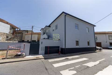 APARTAMENTO T2 totalmente RENOVADO, cozinha em OPEN SPACE, 2 Lugares de Estacionamento Privados