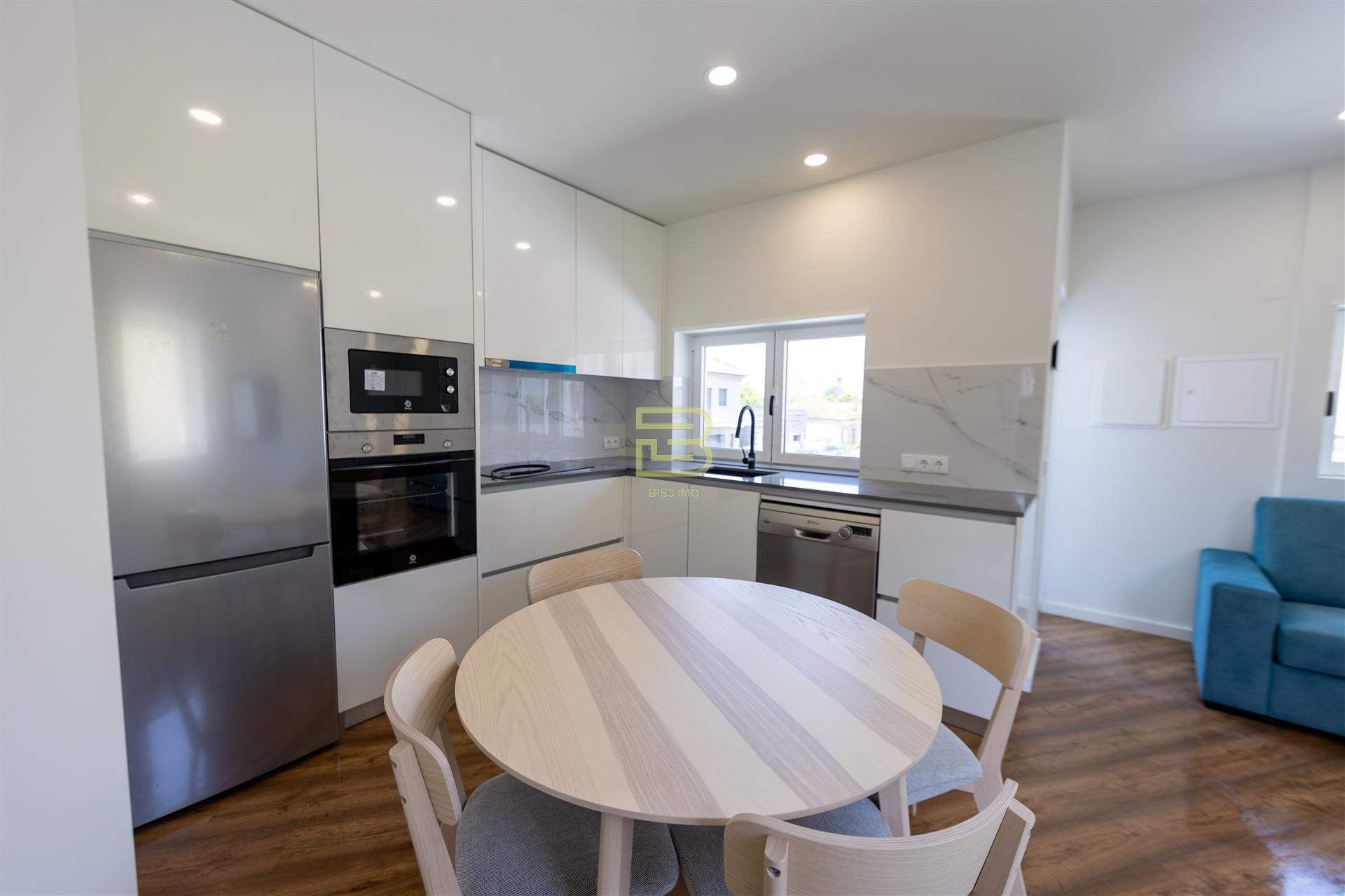 APARTAMENTO T1 totalmente NOVO, cozinha em OPEN SPACE totalmente EQUIPADA, Lugar de Estacionamento