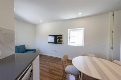 APARTAMENTO T1 totalmente NOVO, cozinha em OPEN SPACE totalmente EQUIPADA, Lugar de Estacionamento