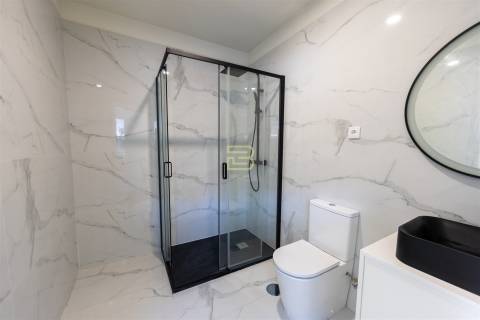 APARTAMENTO T1 totalmente NOVO, cozinha em OPEN SPACE totalmente EQUIPADA, Lugar de Estacionamento