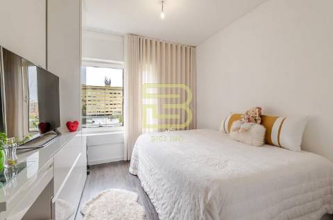 Apartamento T3 mobilado, convertido num T2(possibilidade de reverter para T3),  em S. Mamede Infesta