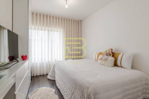 Apartamento T3 mobilado, convertido num T2(possibilidade de reverter para T3),  em S. Mamede Infesta