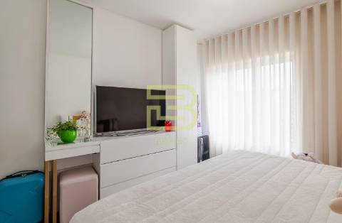 Apartamento T3 mobilado, convertido num T2(possibilidade de reverter para T3),  em S. Mamede Infesta