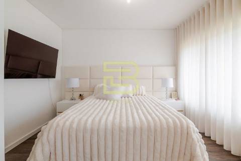 Apartamento T3 mobilado, convertido num T2(possibilidade de reverter para T3),  em S. Mamede Infesta