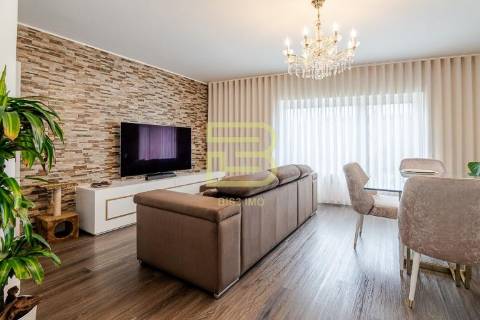 Apartamento T3 mobilado, convertido num T2(possibilidade de reverter para T3),  em S. Mamede Infesta