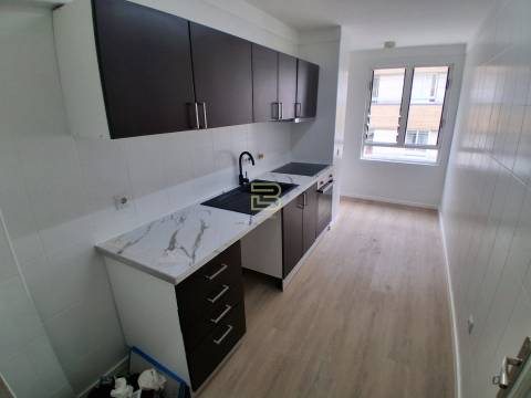 T3 Totalmente Renovado com Garagem e Varanda | A 6 Min do Metro de Baguim