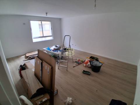 T3 Totalmente Renovado com Garagem e Varanda | A 6 Min do Metro de Baguim