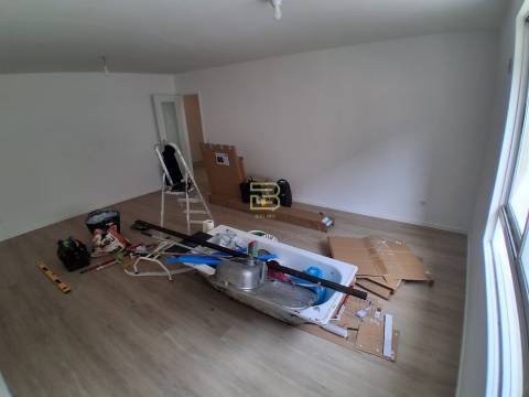 T3 Totalmente Renovado com Garagem e Varanda | A 6 Min do Metro de Baguim