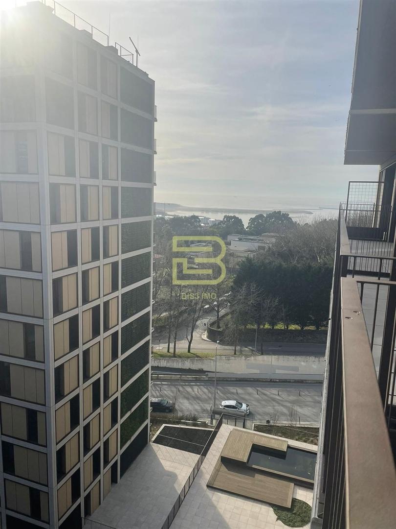 T2 nos Jardins da Arrábida, com vista ampla e desafogada sobre o Rio Douro.