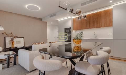 T2 nos Jardins da Arrábida, com vista ampla e desafogada sobre o Rio Douro.