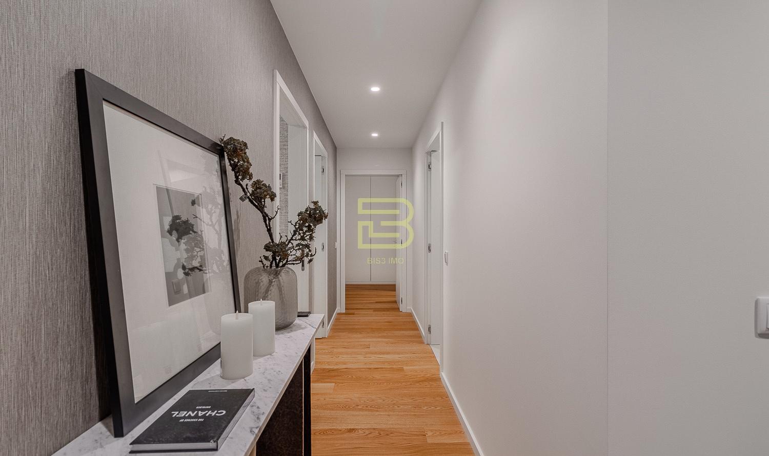 T2 nos Jardins da Arrábida, com vista ampla e desafogada sobre o Rio Douro.