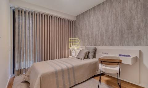 T2 nos Jardins da Arrábida, com vista ampla e desafogada sobre o Rio Douro.