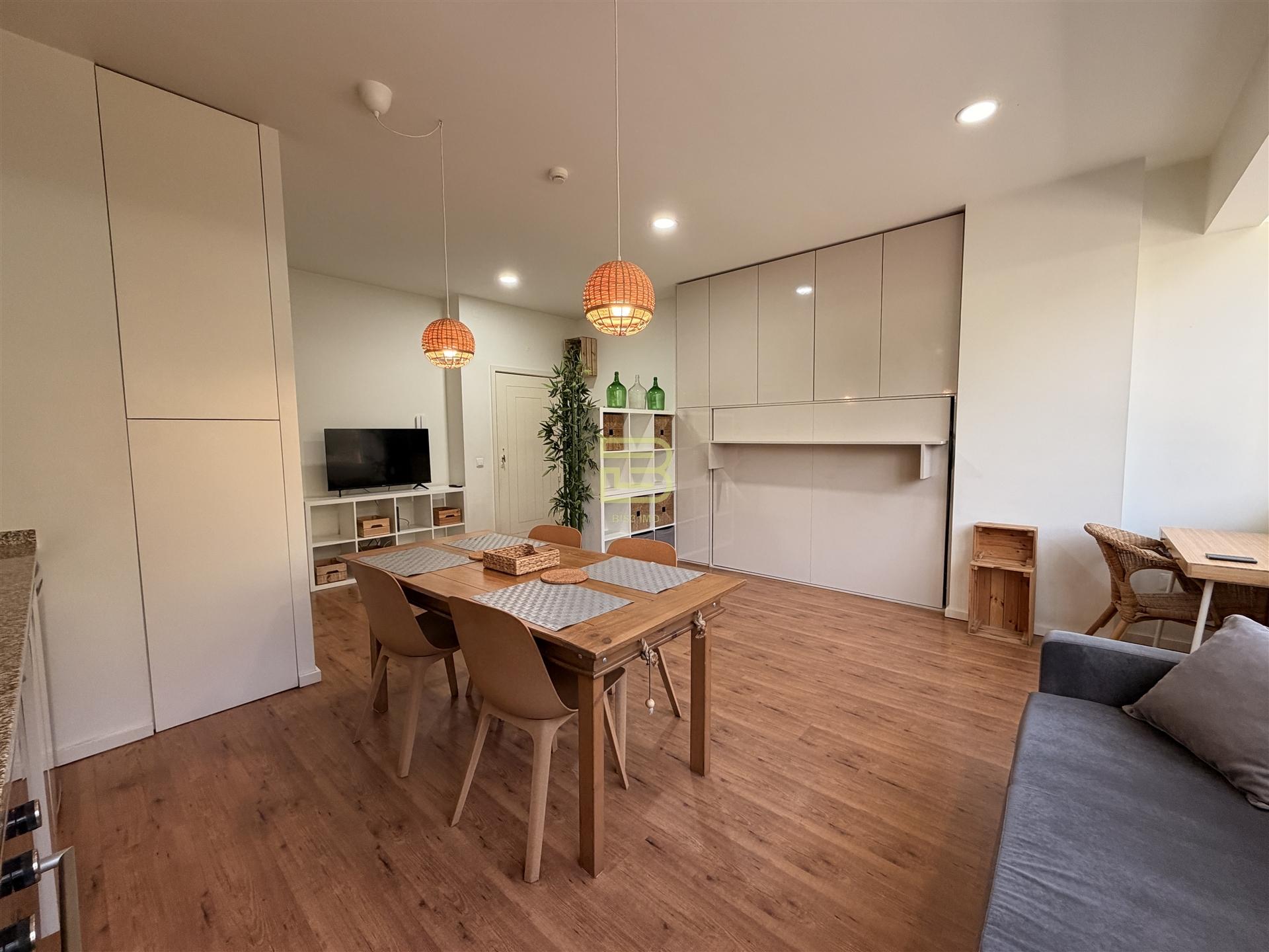 Apartamento T0 |Remodelado| Mobilado| Equipado no Porto.