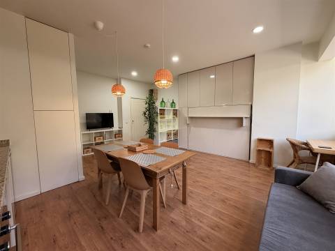 Apartamento T0 |Remodelado| Mobilado| Equipado no Porto.