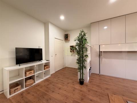 Apartamento T0 |Remodelado| Mobilado| Equipado no Porto.