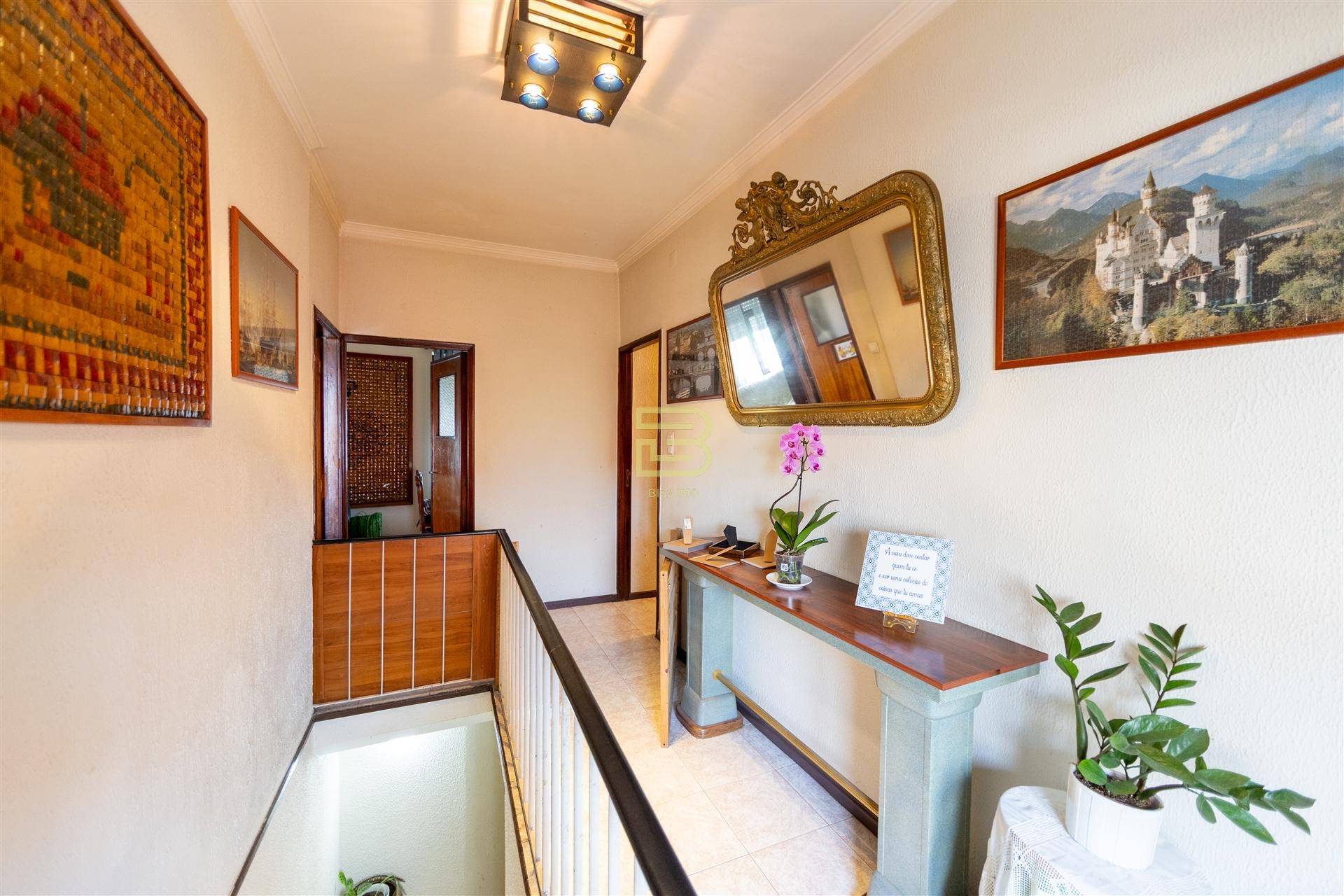 Apartamento, originalmente T3 e atualmente transformado em T4, em Campanhã, Porto