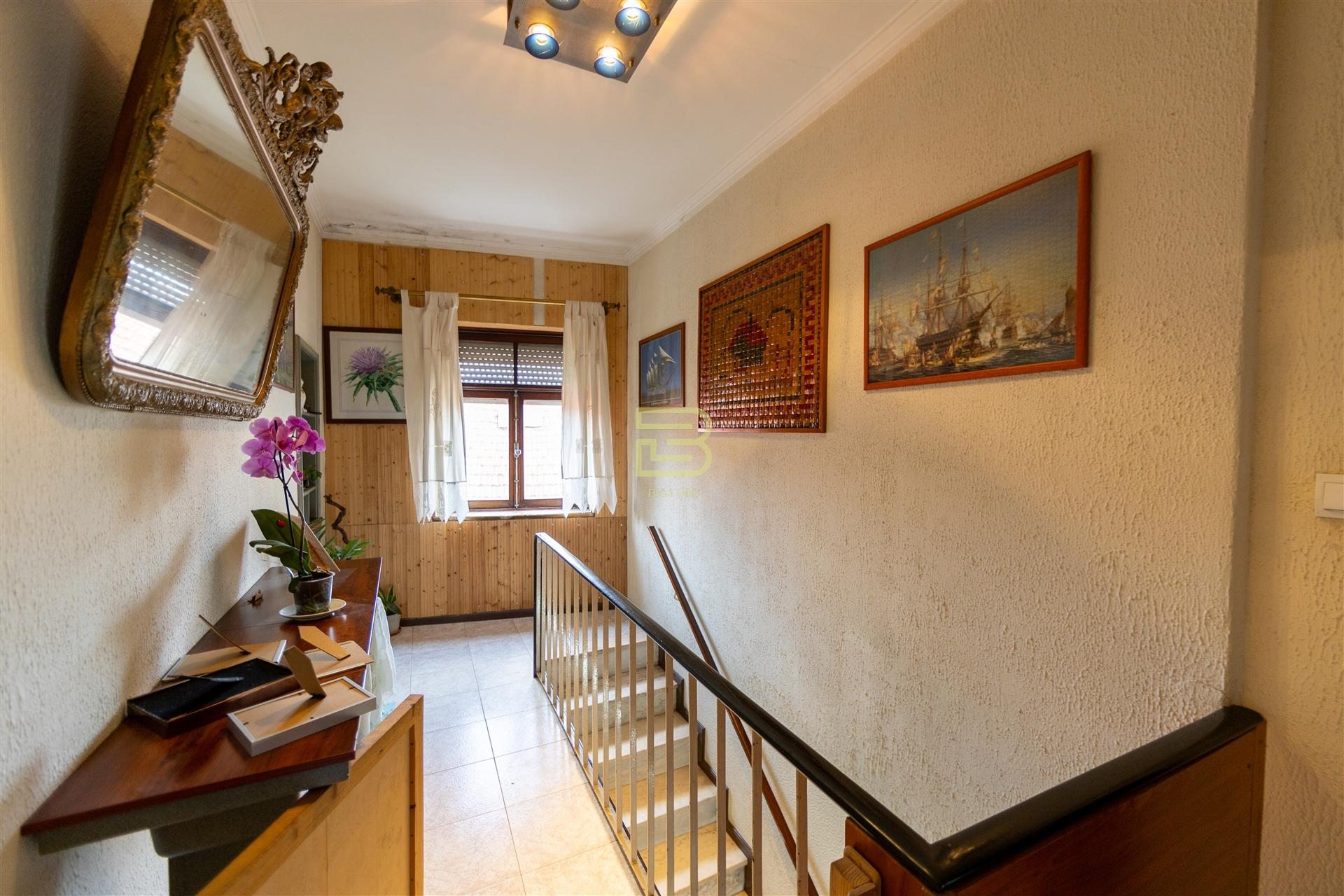 Apartamento, originalmente T3 e atualmente transformado em T4, em Campanhã, Porto