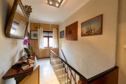Apartamento, originalmente T3 e atualmente transformado em T4, em Campanhã, Porto