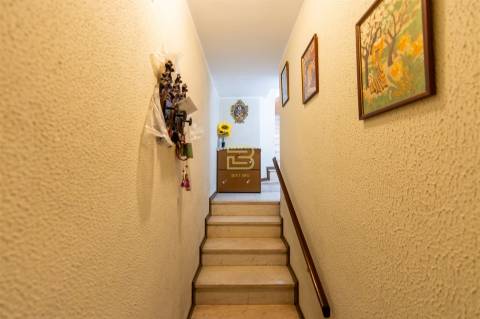 Apartamento, originalmente T3 e atualmente transformado em T4, em Campanhã, Porto