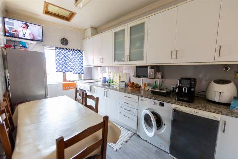 Apartamento, originalmente T3 e atualmente transformado em T4, em Campanhã, Porto