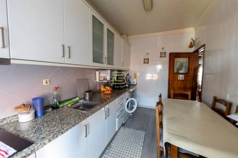 Apartamento, originalmente T3 e atualmente transformado em T4, em Campanhã, Porto