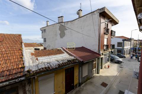 Apartamento, originalmente T3 e atualmente transformado em T4, em Campanhã, Porto