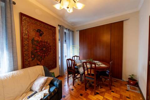Apartamento, originalmente T3 e atualmente transformado em T4, em Campanhã, Porto