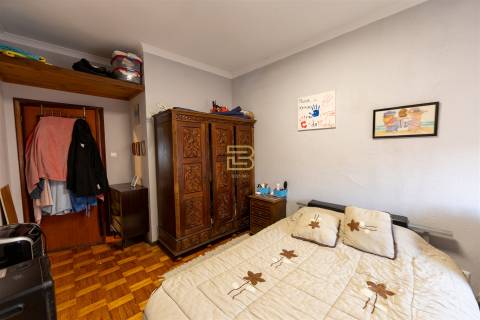 Apartamento, originalmente T3 e atualmente transformado em T4, em Campanhã, Porto
