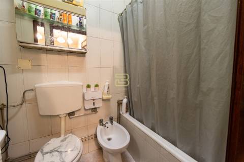 Apartamento, originalmente T3 e atualmente transformado em T4, em Campanhã, Porto
