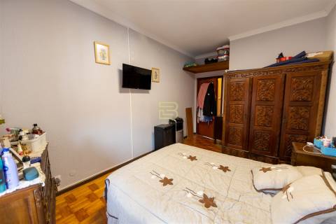 Apartamento, originalmente T3 e atualmente transformado em T4, em Campanhã, Porto
