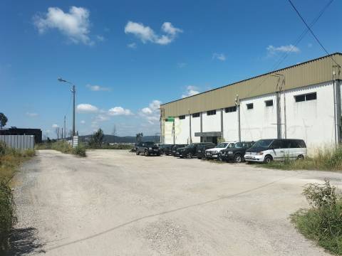Venda de Armazém Industrial com Rentabilidade Imediata em Ermesinde.