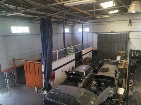 Venda de Armazém Industrial com Rentabilidade Imediata em Ermesinde.