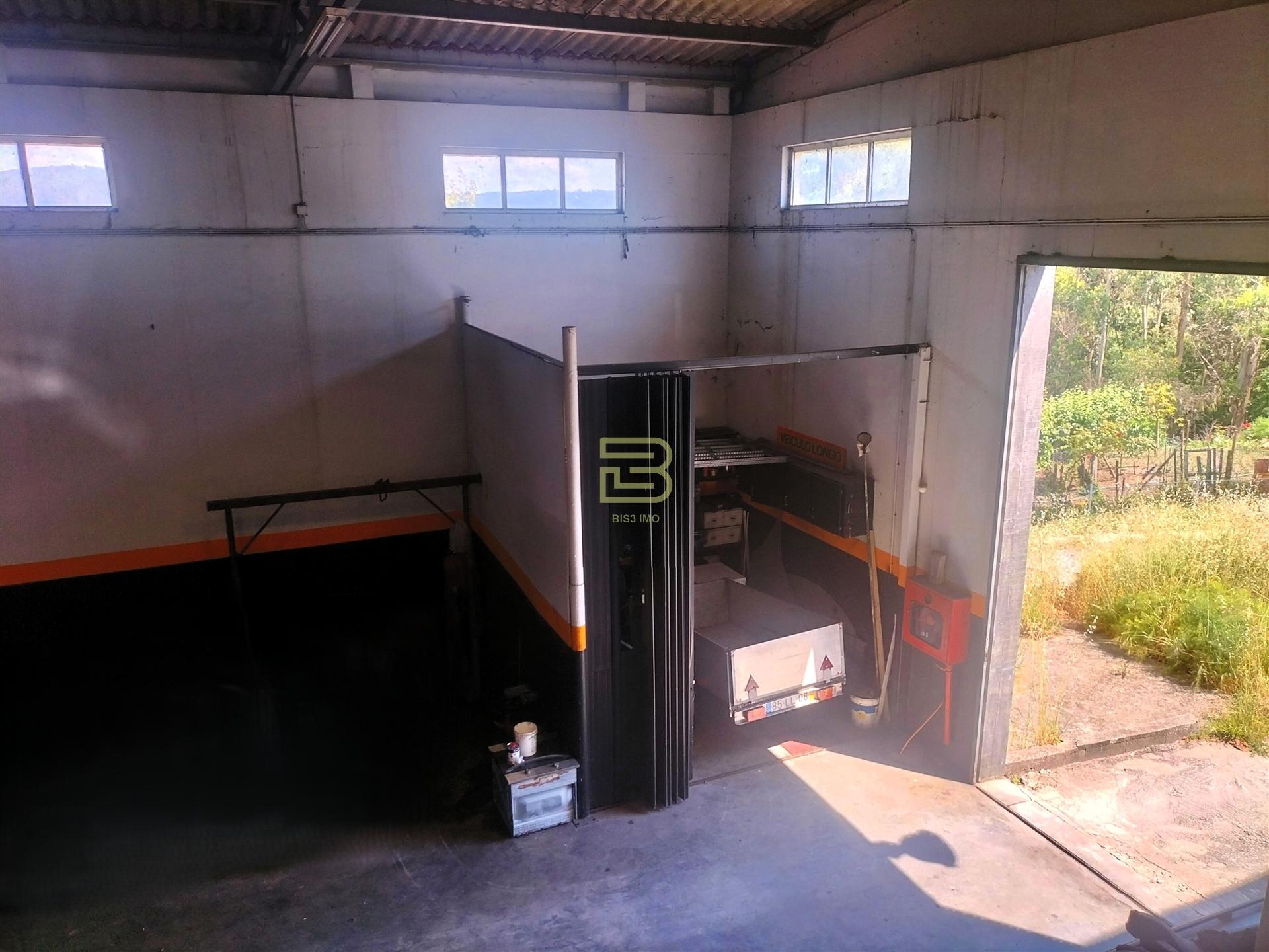 Venda de Armazém Industrial com Rentabilidade Imediata em Ermesinde.