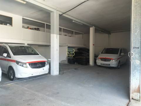 Venda de Armazém Industrial com Rentabilidade Imediata em Ermesinde.