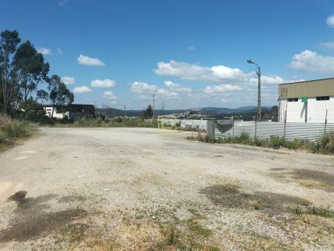 Venda de Armazém Industrial com Rentabilidade Imediata em Ermesinde.