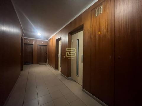 T1 com Garagem e Varanda junto ao Metro de Rio Tinto – Excelente Investimento